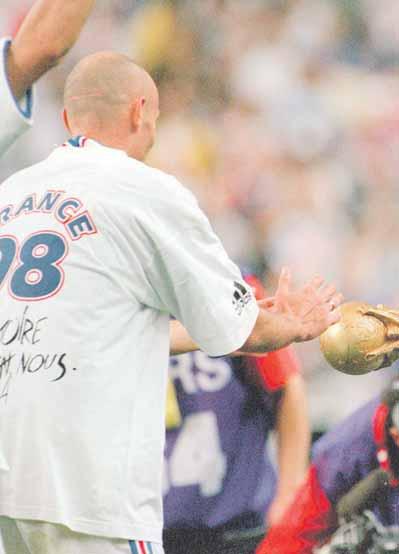 4 FUTBAL štvrtok 30. 11. 2017 Majster sveta a Európy MARCEL DESAILLY exkluzívne pre Šport: Najkrajšie a najhoršie minúty som zažíval Držím palce Neapolu, radosť naň pozerať! Volali ho The Rock. Skala.