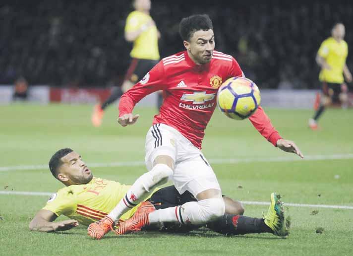 6 FUTBAL štvrtok 30. 11. 2017 ZAUJALO NA ZAHRANIČNÝCH TRÁVNIKOCH Mourinho: Už sme mali fajčiť cigary Jesse Lingard (vpredu) strelil Watfordu gól po sóle z vlastnej polovice ihriska.
