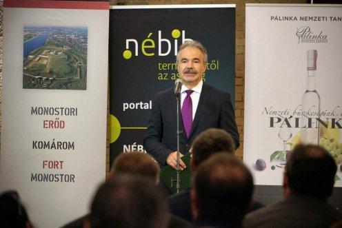 MEGKEZDİDÖTT A PÁLINKA ORSZÁGKÓSTOLÓ KOMÁROMBAN A pálinka presztízsének elmúlt években tapasztalt növekedése példaértékő; a termék minıségébıl nem lehet engedni és a kiváló minıség után az