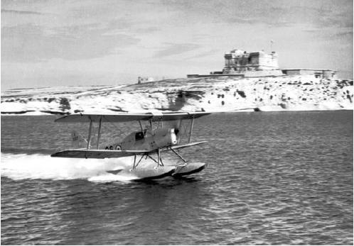 ábra Robo Raven III 6 A felderítő és pusztító drónok A legelső pilóta nélküli repülésre 1916-ban került sor, amikor az amerikai mérnök Elmer Sperry a levegőbe emelte a repülő torpedó-t, melyet
