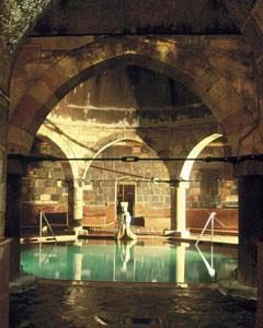 Gyógyvizes medencék Üzemeltetés 37/1996 IV (7): A víz összetételét meg nem változtató, fertőtlenítés célját szolgáló beavatkozás (pl. UVbesugárzás)megengedett. Igazolható-e, hogy megváltoztatja?