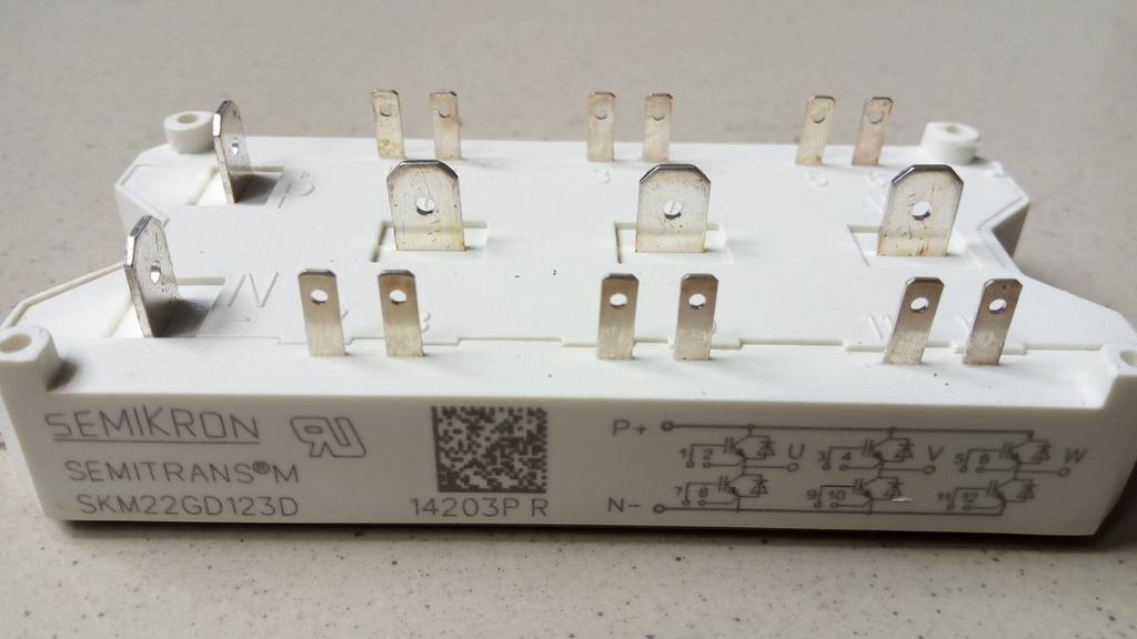 Nem is tudom, hol kezdjem: ez a panel egy igazi mőremek! Ha elektronikai múzeumban dolgoznék, ez kapna egy szép vitrint, mint a korai gyártástechnika mőremeke.