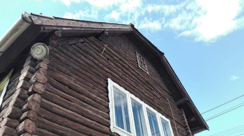 11. ábra Ideiglenesen rögzített fagerendák az épület DK-i homlokzatán (balesetveszélyes) 12.