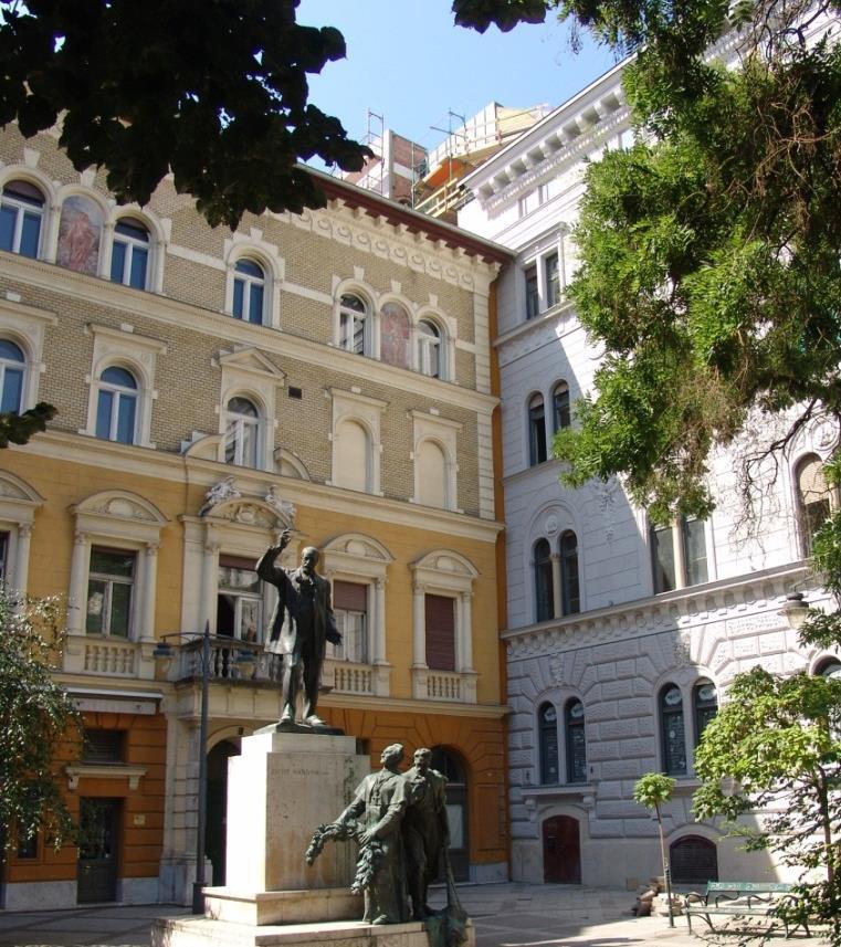Krúdy Gyula utca A Mikszáth Kálmán tér és a József körút között, a XVIII. sz. végén kialakult utca egészen a XX. század közepéig a József utca része volt, mai nevét 1947-ben kapta.