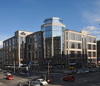 befutó utcák sarkain álló egy-egy magasabb épület, horizontálisan pedig a terek (Blaha Lujza tér, Baross tér) teresedések (Rókus kápolna előtti tér, Astoria) törnek meg.