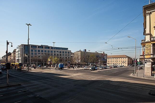 egy-egy parkolósáv határolja. A 7 méter széles gyalogos felületek belső oldalán fasorok adnak árnyékot.