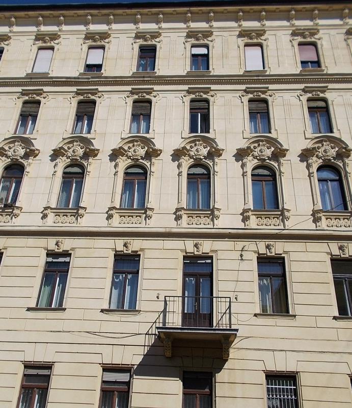 Tetőfelépítmények - Eredeti tetőfelépítmények visszaállítása csak az eredeti terveknek megfelelően történhet. Tetőtér beépítés esetén a tetősíkból kiugró tetőfelépítmény kialakítása nem megengedett.