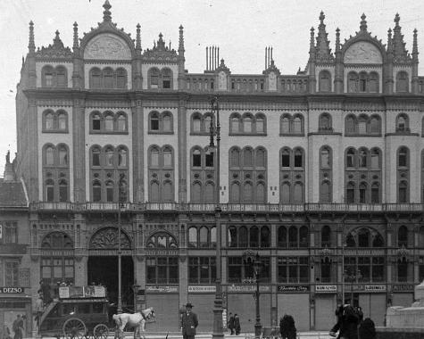 Schmahl Henrik építész tervei szerint készült 1909-13 között a korábban itt állott, szintén belső udvaros klasszicista Brudern-ház helyén.