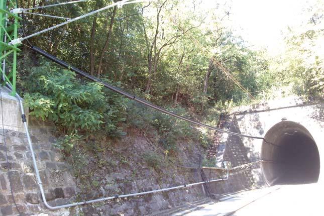 A 12. ábrán látható, az oszloptól induló védőcsőben vezetett 25 kv-os kábeles tápvezeték az alagútban alagútban való biztonságos átvezetésére szolgál.