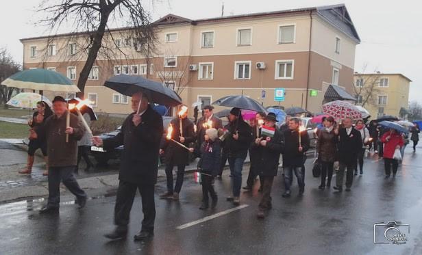 Ferenc Általános Iskola tanulói adtak ünnepi műsort a Március 15. parkban.