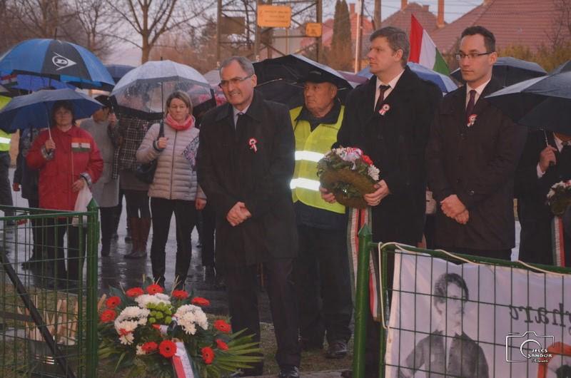 megkoszorúzzák a Március 15. parkban a szabadságharc hőseinek emléktábláját.