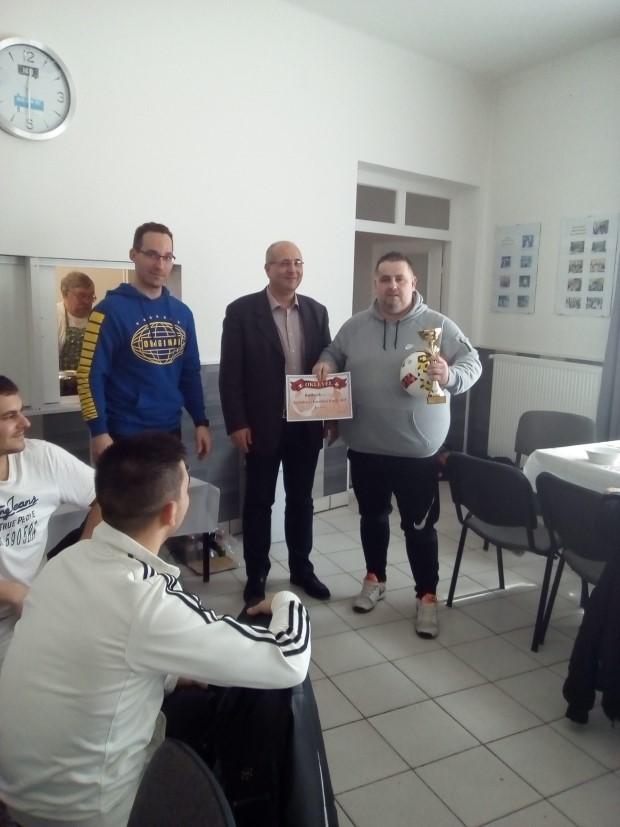 helyezett: Feláldozhatók csapat A rendezvény levezetéseként a Borostyán Mihály Sportközpontban Séra Ferenc által készített étellel látta vendégül a Déryné Szabadidőközpont a