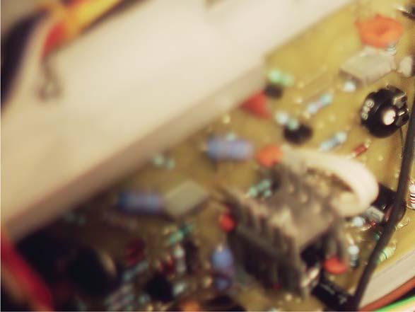 ELEKTRONIKAI MEGOLDÁSOK Az erősítés feladata a hangfalak mérhetetlen feszültség és áramigényének kiszolgálása úgy, hogy a kiszolgáló eszközök meghajtó áramkörét csak a legszükségesebben terhelje.