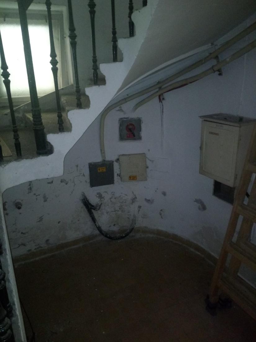 Hálózat leágazási pont: Az ELMŰ Rt. közcélú hálózatáról történik földkábeles csatlakozással. A csatlakozó szekrény a pinceszinten a lépcső alatt található.