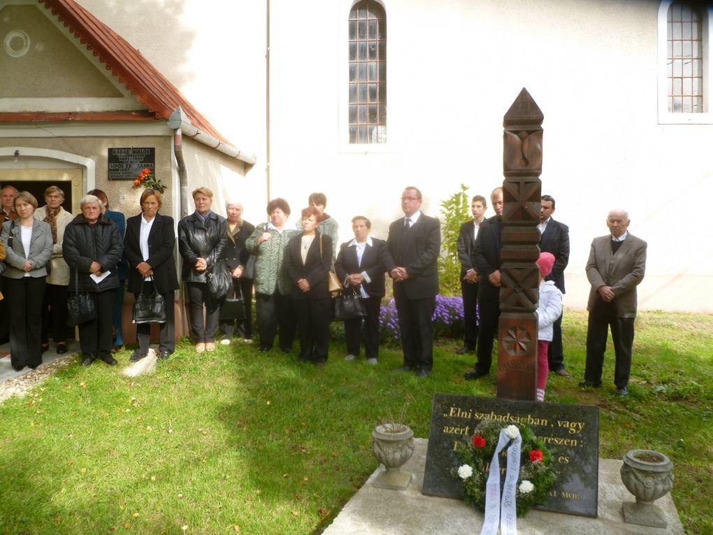 A megemlékezés vasárnap a református templomban folytatódott, ahol Miklós Csaba lelkipásztor Gyászistentiszteletét a Mikeás 7: 7-8 verseire alapozta De én az Úrra nézek, várom az ér szabadításom