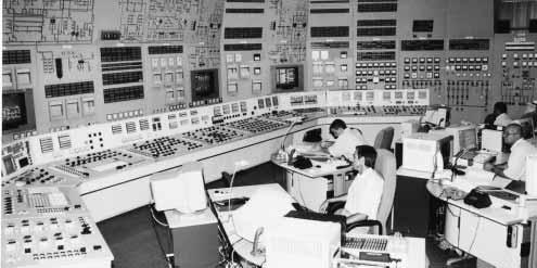 Mindig is érdekelt bennünket az atomenergia, és többet szerettünk volna megtudni a radioaktivitás és a maghasadás veszélyeirõl. Órai tanulmányainkban éppen itt tartottunk.