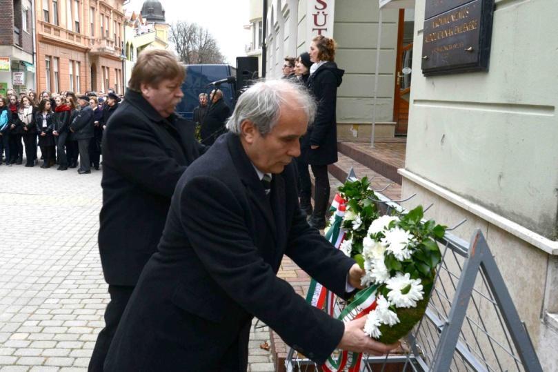A kommunizmus áldozataira emlékeztek Közélet A fiataloknak is ismerniük kell a kommunizmus szörnyűségeit erről is beszélt Bellai Zoltán, református lelkipásztor a Kommunizmus Áldozatainak Emléknapja