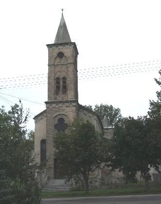 Tűzfalán osztott vakolat és kanálspricc, macskalépcső, 3 db keretezett szellőzőnyílás. 166 2. Kossuth u.