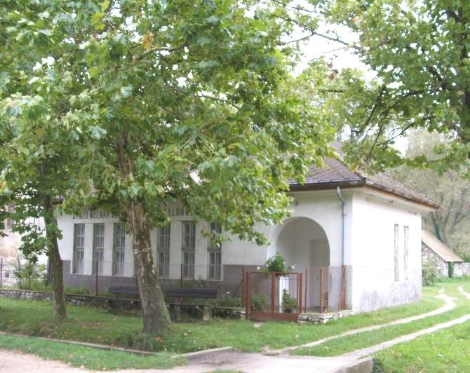 Utcai homlokzaton klasszicizáló szemöldökpárkányok. Macskalépcső, kőporos vakolat.