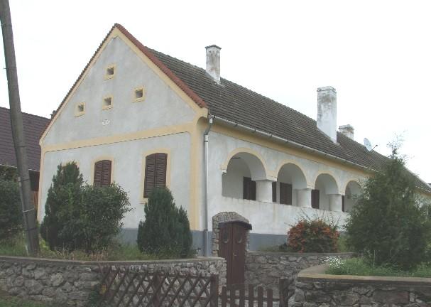 5. Kossuth u. 45.. 2 Lakóház, klasszicizáló. Dátum 1856.