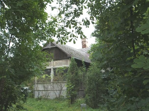 tagolt, kanálspricc vakolat. Udvari homlokzatán kosáríves, oszlopos tornác. Helyreállított.