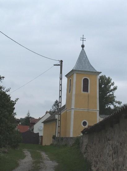 316 Római katolikus templom, 18. század. Keretezett nyílászárók, déli homlokzaton kör alakú bevilágító.