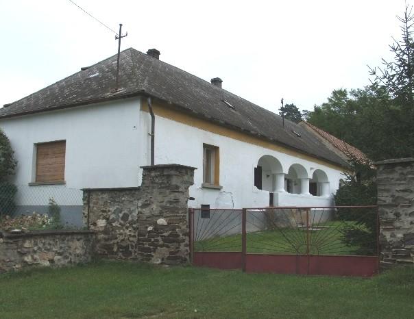 Utcai homlokzaton 1 db átalakított ablak, könyöklőpárkánnyal.