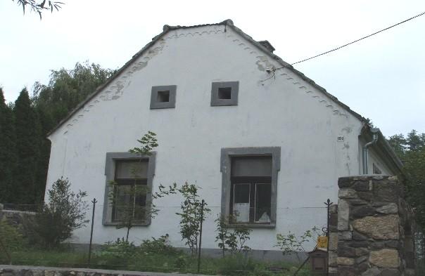 Simított vakolat, kontytető, palafedés. Melléképület lakóház mögött folytatólagosan. Falazott terméskő bástya. 12.