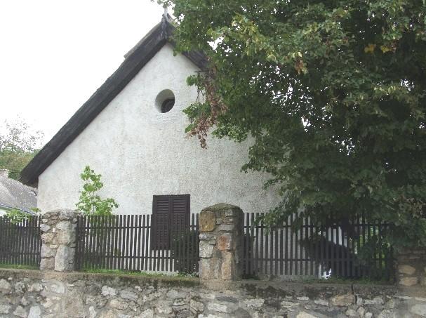 Oromfalon 1 db keretezett ablak, osztott, vakolat kanálspricc, íves szellőző kisablak.