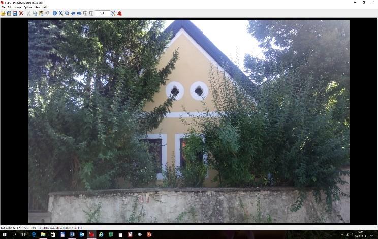 Oromfalon 1 db zsalugáteres ablak, kör alakú szellőzőnyílás.