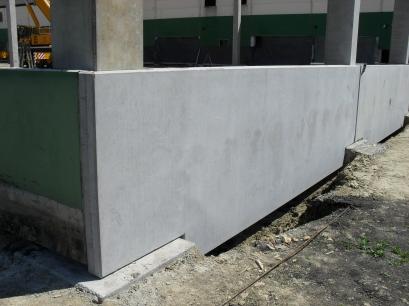A kehelybõl kiálló betonacélok biztosítják az együttdolgozást a monolit fejtömbbel. Lábazati panel: A lábazati panelek készülhetnek hõszigeteléssel, vagy anélkül.