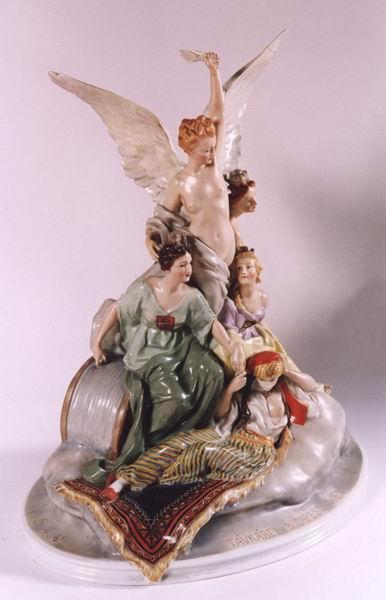 A herendi porcelánból készült Budapest-Bécs távkábel szoborcsoport allegorikus szoborcsoport: híreket, gondolatokat, érzelmeket közvetít, 1926- ban Ifj. Vastagh György szobász készítette.