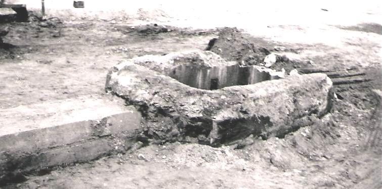 1965 márciusában épült meg a földalatti csőhálózat végig a Mikszáth Kálmán utcában, csatlakozott az új Ipoly-híd védőcsövéhez, átcsatlakozott a trianoni határon, s a műanyag csőbe behúzott