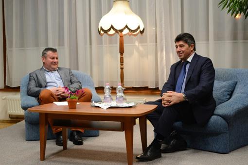 Vendégünk: Nemcsák Károly A zsombóiak számára már-már megszokottá válik, hogy időről időre hírességek jelennek meg a faluban.