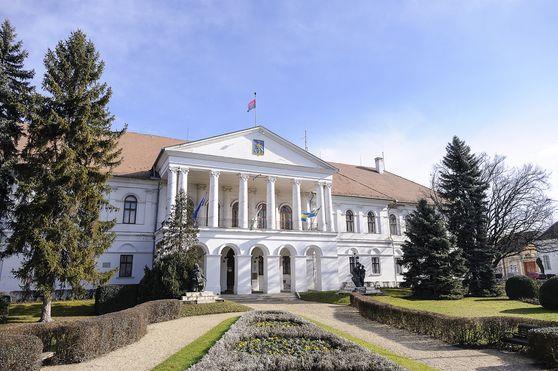 AZ ELLENŐRZÉS TERÜLETE Makó Város Önkormányzata Makó város Csongrád-megyében fekszik és állandó lakosainak száma 24 993 fő. Az utóellenőrzés idején hivatalban lévő polgármester 6 a 2014.