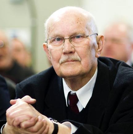 Általános és gimnáziumi évei után a Budapesti Műszaki Egyetem Építészmérnöki Karára jelentkezett 1954-ben, ahová fel is vették és 1959-ben végzett.
