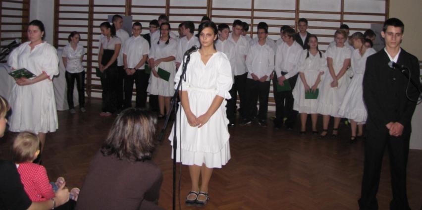 Ünnepek, rendezvények Karácsonyi ünnepség iskolánkban - 2011. december 16. A karácsonyi műsort, a 10.a és a 10.