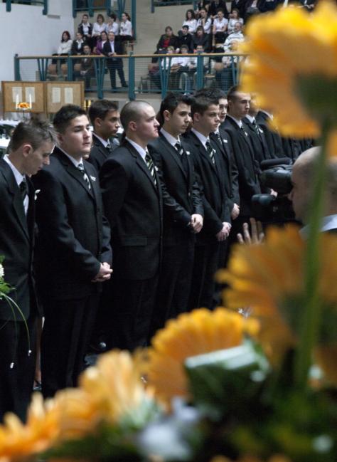 Gyertyát sem azért gyújtanak, hogy a véka alá, hanem hogy a gyertyatartóba tegyék és fényljék mindazoknak, akik a házban vannak. 16.