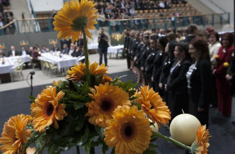 SZIRÉNA Ünnepek, rendezvények Köszönet a felajánlott tombolatárgyakért! Aszódiné Pernye Szilvia igazgatóhelyettes, osztályával a 12.