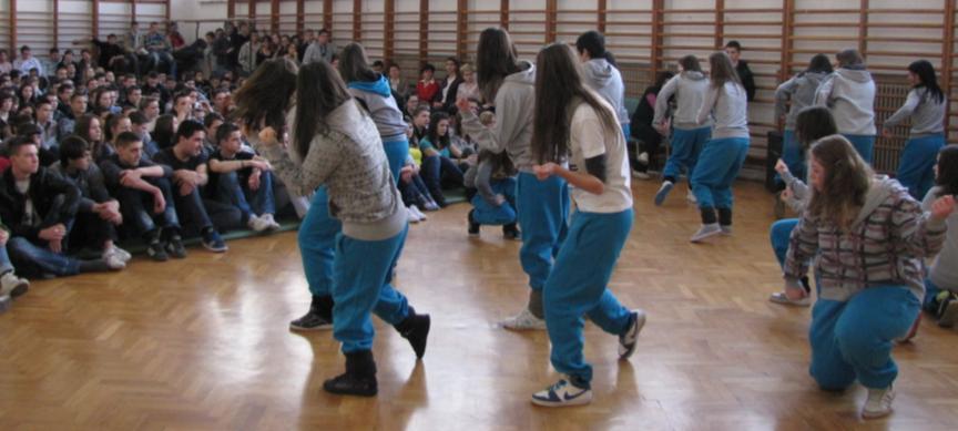 pillanatai 9,00 órától 13,00 óráig - Főzés terítés 9,00 órától 11,15 óráig SPORT - teremfoci - pingpong - csocsó 9,00 órától 10,30 óráig - Juhász Gyula Emléktúra a városban 9,00 órától