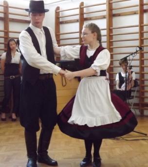 És nem lehet feledni, nem, soha, Hogy a mienk volt legszebb koszorúja Európának, a Kárpátok éke, És mienk volt a legszebb kék szalag, Az Adriának gyöngyös pártadísze!