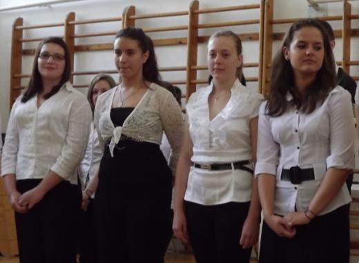 Mert ki feledné, hogy Verecke útján Jött e hazába a honfoglaló nép, És ki feledné, hogy erdélyi síkon Tűnt a dicsőség nem múló egébe Az ifjú és szabad Petőfi Sándor!