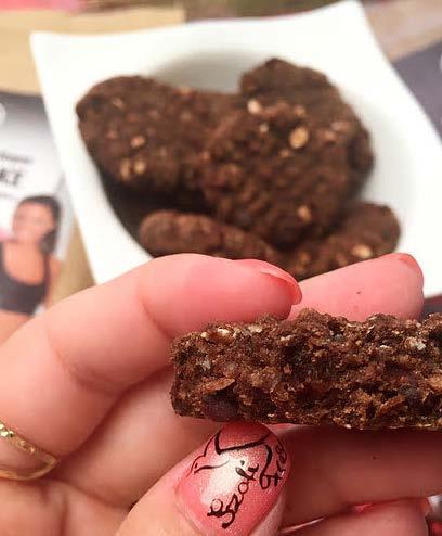 Szafi Free vegán protein keksz gluténmentes, tejmentes, tojásmentes, szójamentes, hozzáadott cukortól mentes, zsírszegény at keverjük össze, majd formázzunk belőle kis golyókat.