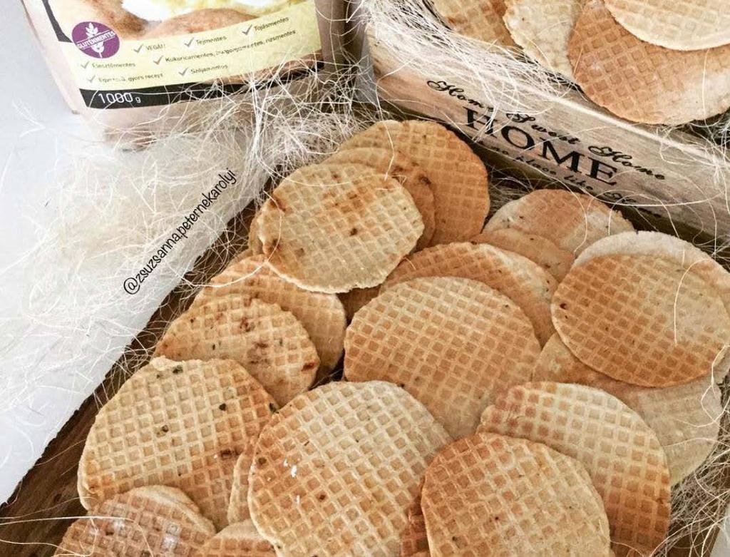 Szafi Free gluténmentes, vegán, ropogós sajtos tallér tejmentes, tojásmentes, szójamentes Összegyúrtam, 20 percet pihentettem.