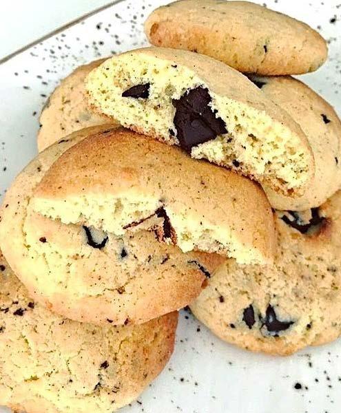 Gluténmentes, tejmentes amerikai cookies/csokis keksz hozzáadott cukortól mentes, szójamentes, paleo 2 db tojást krémesre kevertem 50 g Szafi Reform vaníliás eritrittel, csipet sóval, 60 g
