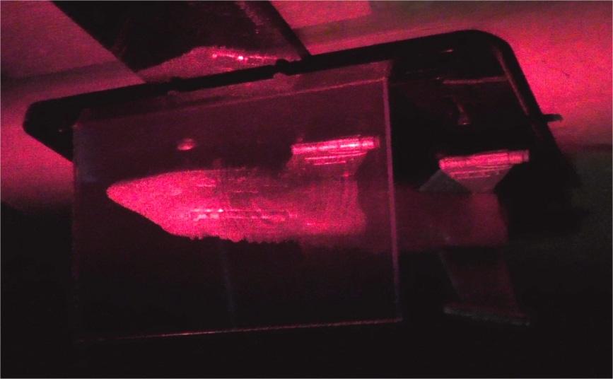 Hologramkészítéshez hagyományos, ezüst-halogenid- vagy kromát-tartalmú emulziókat használva alapkövetelmény, hogy a felvétel ideje alatt a laborban a lehetõ legteljesebb sötétség legyen (legfeljebb