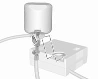Vegye ki az elektromos csatlakozókábelt és a levegőcsövet a kompresszor alján lévő rekeszekből. 4.