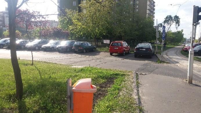 A nagyobb lakásszámú társasházak környezetében jellemzően a parkolási igényeknek megfelelően kialakított parkolók találhatók, de a tapasztalatok szerint a rendelkezésre álló parkolóhelyek száma nem