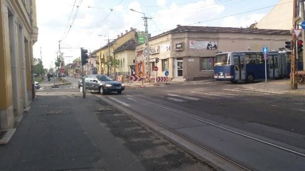 Bár a Knézich utca paraméterei jobbak, de északi végén nincs kapcsolódási pont további északi utcákhoz, ezért ezen az egyirányú szakaszon javasoljuk a kerékpárforgalmi főirány végigvezetése