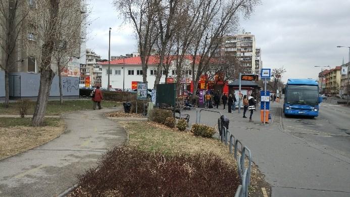A kerékpáros forgalom átvezetésére a déli útpályán burkolati jelekkel kijelölt kerékpáros nyomot javasoljuk.